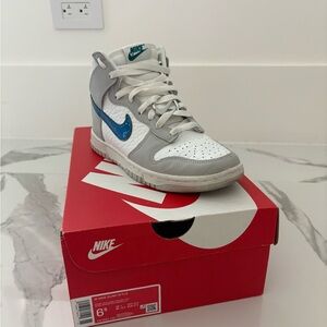 Nike Dunk HI Sneakers